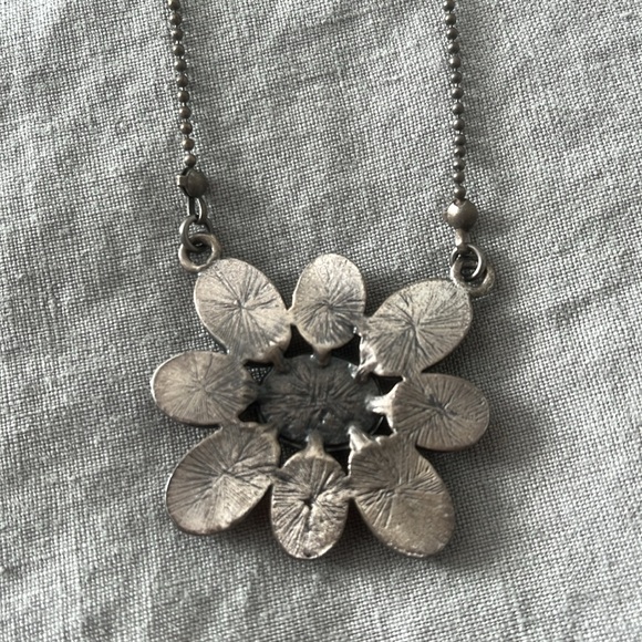 Tortoise shell flower necklace with lobster claw closure - Picture 5 of 7